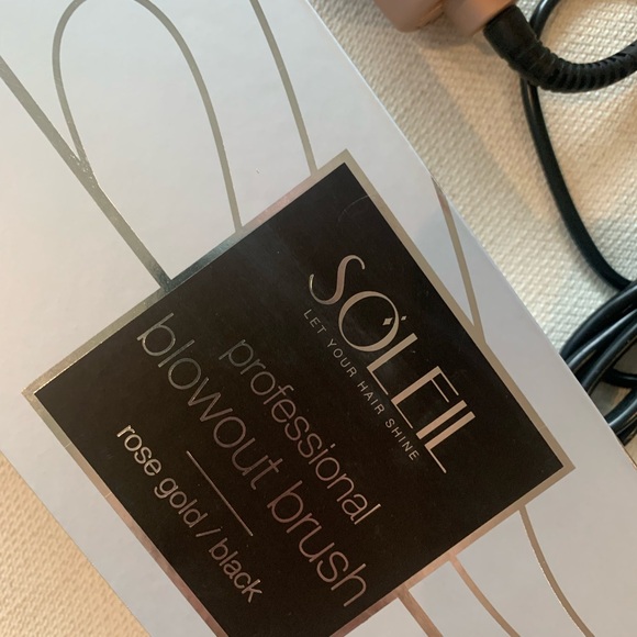 Professional strength and quality blowout brush from Soleil - Picture 4 of 7